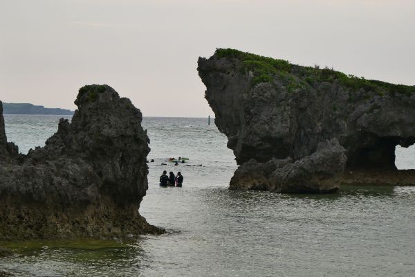 Na členitém pobřeží u mysu Maeda probíhá mnoho kurzů potápění.