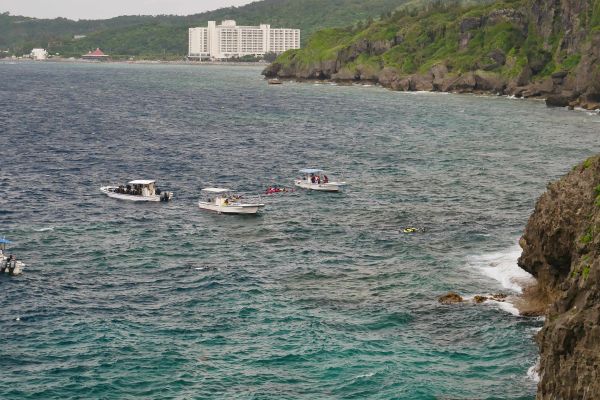 Na členitém pobřeží u mysu Maeda probíhá mnoho kurzů potápění.