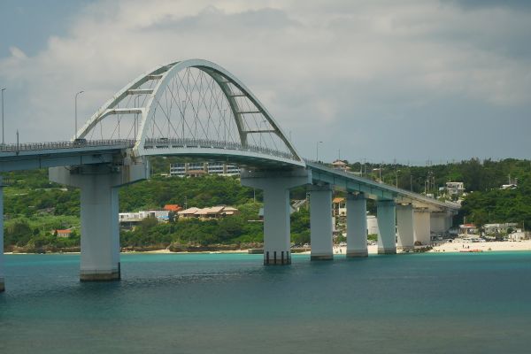Pobřeží Okinawy při cestě podél pobřeží do Ocean EXPO parku.