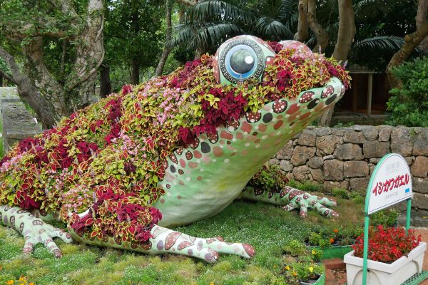 Po celém EXPO parku jsou velké sochy zvířat porostlé květinami.