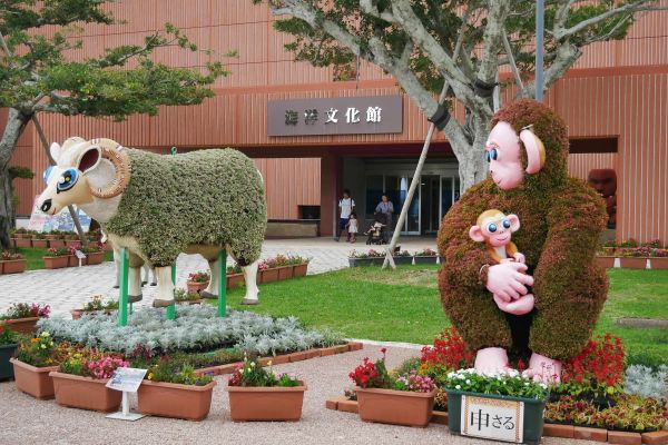 Po celém EXPO parku jsou velké sochy zvířat porostlé květinami.