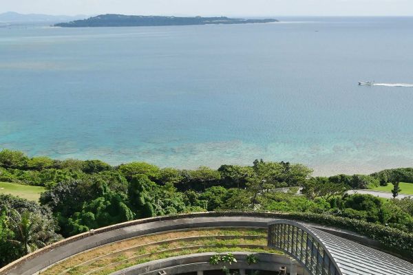 Výhled na moře z věže v EXPO parku.