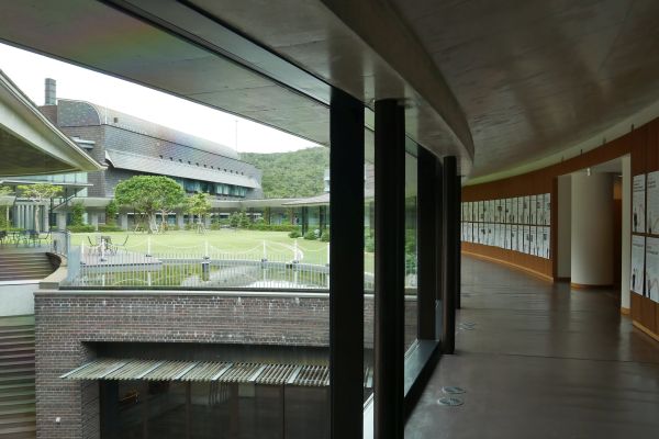 Okinawský technologický institut OIST.