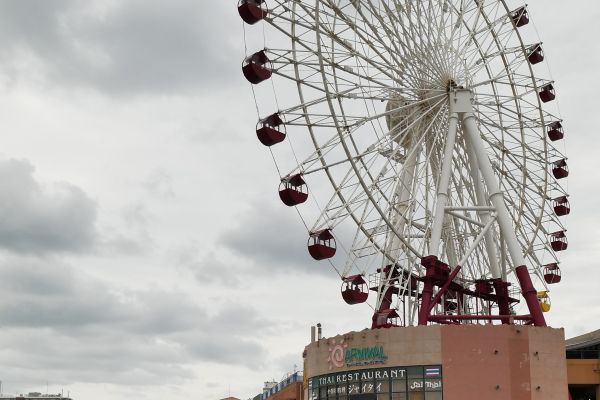 American village s velkým ruským kolem.