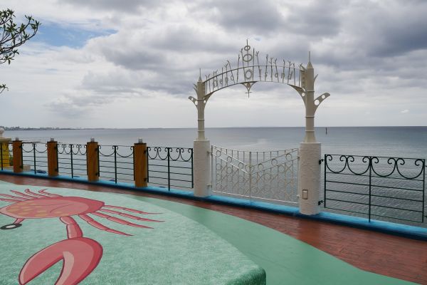 Výhled na moře z American village.