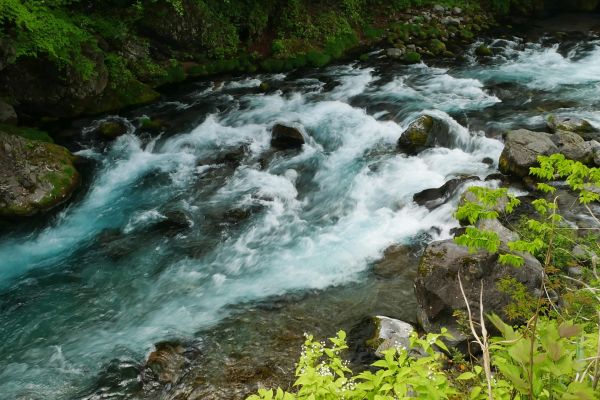 Horská voda tu je výrazně modrá.