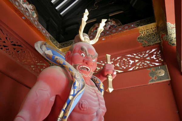 V bránách je velké množství velmi barevných soch.