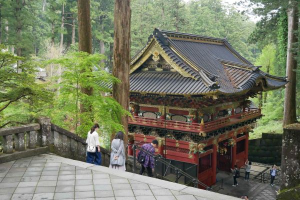 Leží v kopci, takže přístup je k němu po mnoha schodištích.