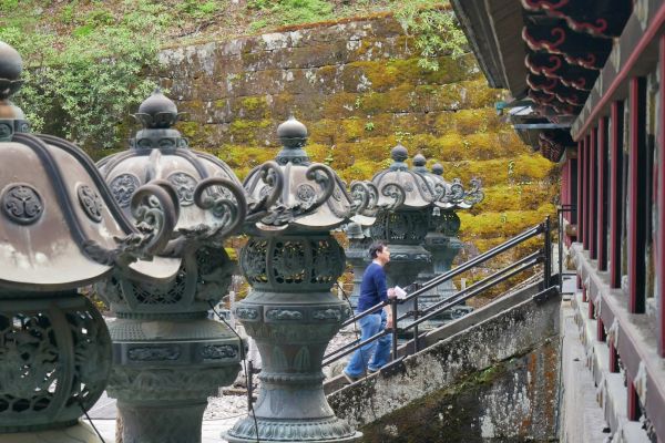 Všude jsou darované velké kovové lampy. Čím větší, tím byl dárce vznešenější a bohatší.