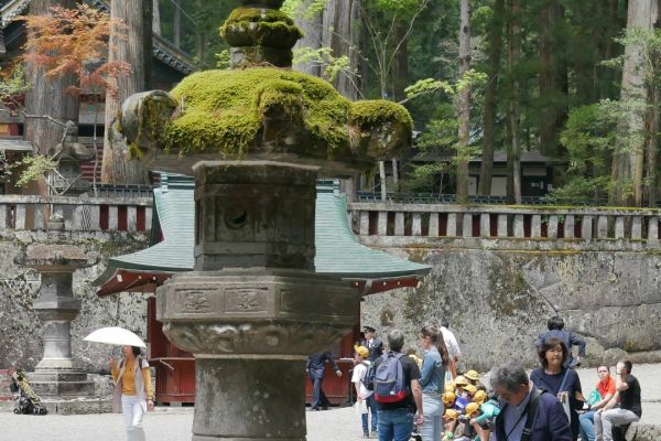 Kamenná lucerna před Toshogu.