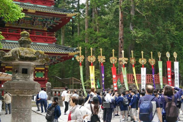 Pagoda před Toshogu, u které se začíná připravovat průvod.
