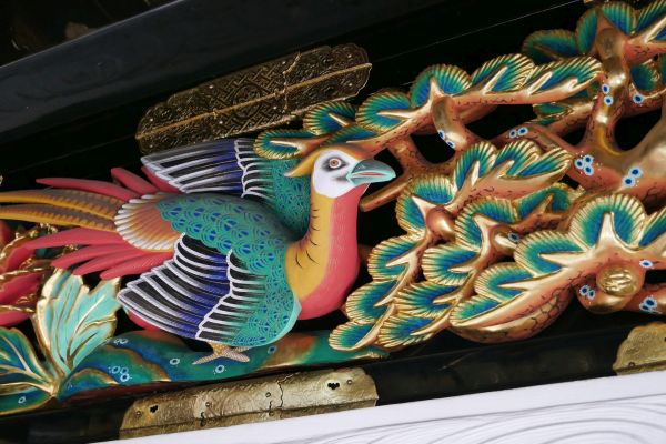 S mnoha a mnoha polychromovanými řezbami.