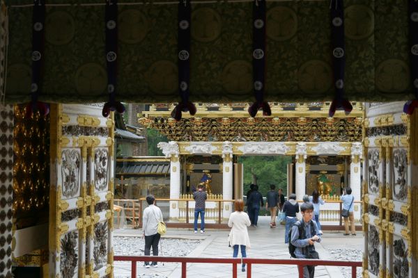 Hlavní síň a nádvoří v Toshogu.