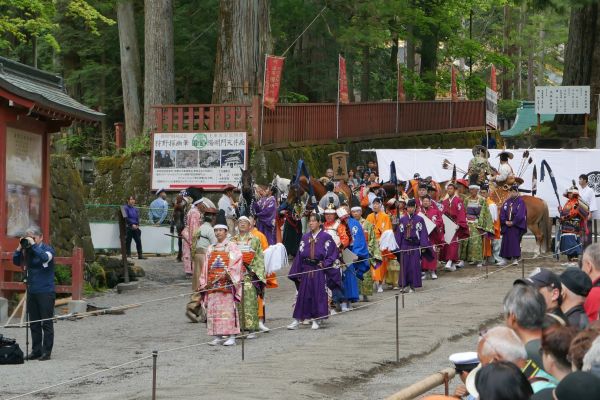Od této torii pokračuje z kopce starobylá ulice Omotesando. Během každoročního festivalu zde probíhá několik akcí.