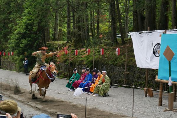 Lukostřelci se snaží v trysku do kopce trefit tři dřevěné terče.