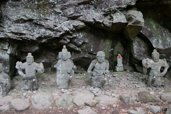 Modlitební místo pod skálou cestou ke Kitano svatyni.