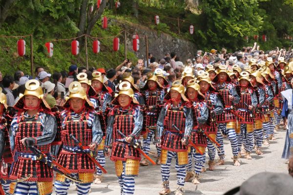 Průvodu se také říká průvod tisíce samurajů.