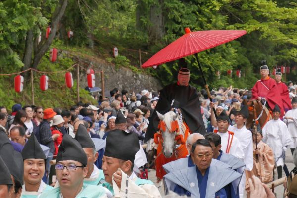 Hlavní ceremoniář pozdějšího obřadu.