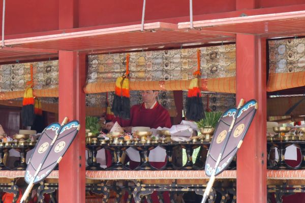 V Otebishu průvod končí, ceremoniáři připravují jídlo na obřad.