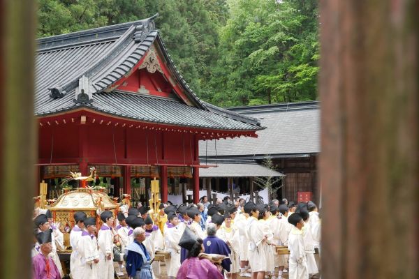 Schrány pak putují opět na své místo v Toshogu.