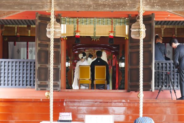 Komorní svatba ve Futarasan svatyni v Chuzenji.