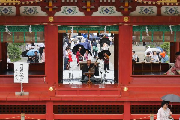 Hudební vystoupení v hudebním pavilonu v Tsurugaoka Hachimangu v Kamakuře.