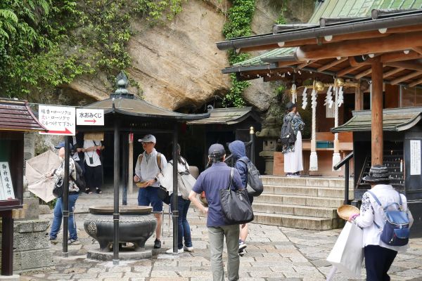 Skalní svatyně Zeniarai Benten v Kamakuře.