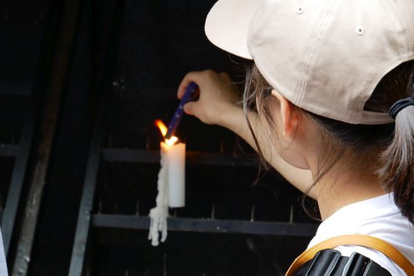 Obřadní zapalování vonných tyčinek v Zeniarai Benten v Kamakuře.