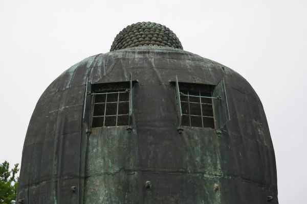 Je to obří bronzová socha, nakouknout se dá i dovnitř.