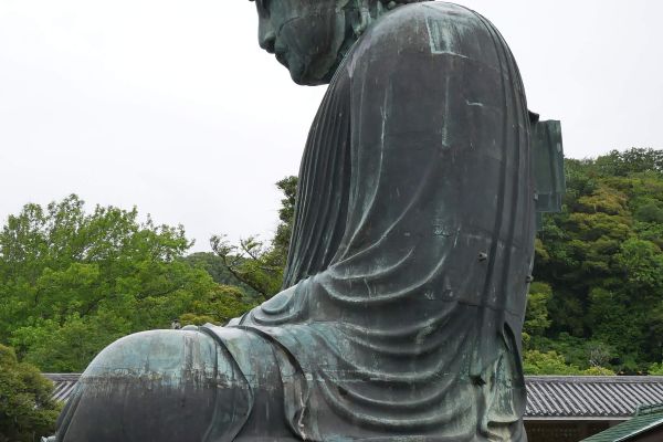 Fronta na prohlídku velkého Buddhy v Kamakuře.