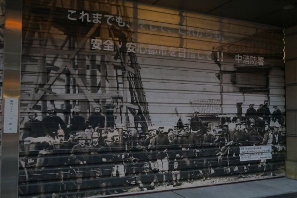 Vzpomínka na minulé století ve formě pomalované garáže v Jokohamě. Není tam někde vyobrazený praděda?