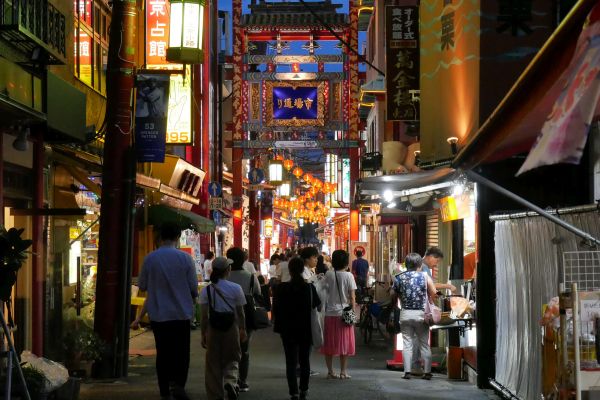 Po setmění se celá rozsvítí červeně.