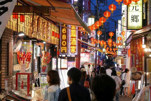 Je plná restaurací a obchodů.