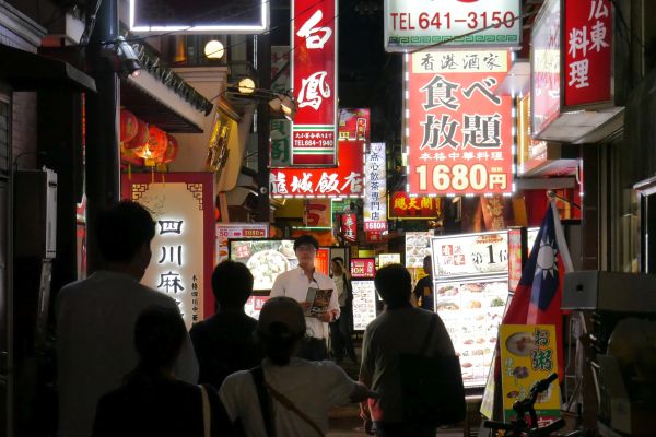 U každé restaurace odchytávají naháněči, abychom šli zrovna k nim.