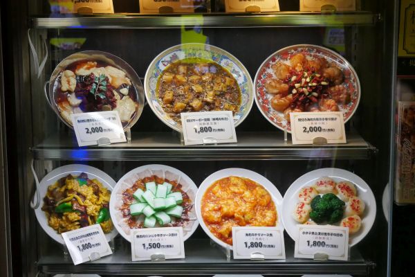 Člověk si i tady může vybrat z umělých jídel z vitríny. Opravdu jsou jenom umělá?