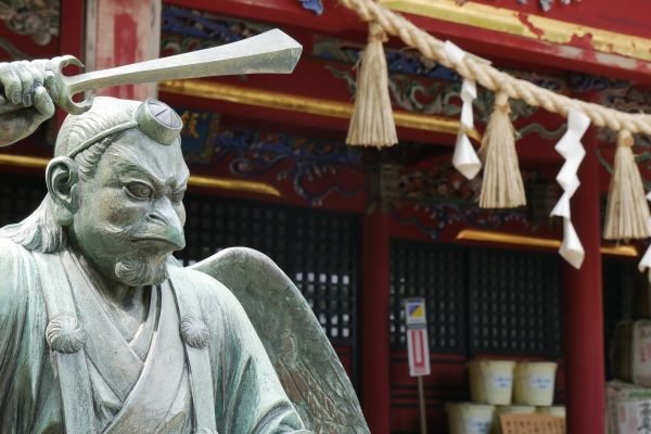 Tengu se zobákem u chrámu na Takaosanu.