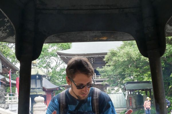 Prakticky u každého chrámu je podobná nádoba na vonné tyčinky, v jejichž dýmu se má člověk očistit od zlého.