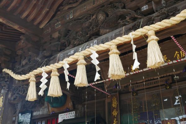 Typické zdobení japonských chrámů.