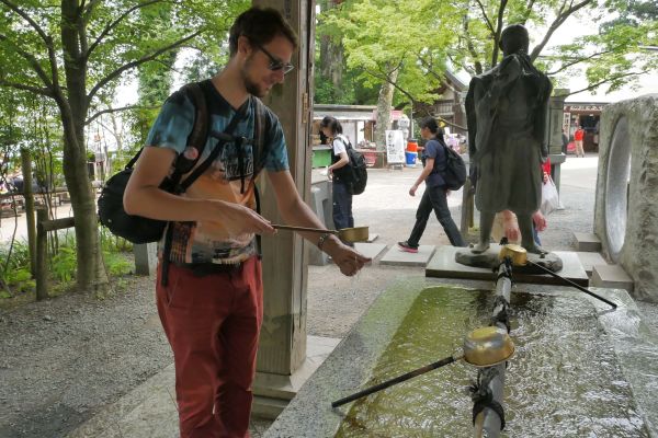 Očistný rituál při vstupu do chrámového komplexu zahrnuje naběračku vody, koryto na vodu a vodu, kterou se myje jedna ruka...