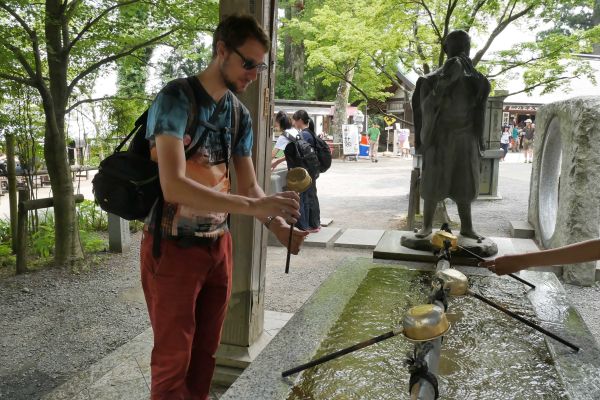 ...a zbytek vody z naběračky se vylije přes držátko.