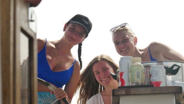 Děvčata za kormidlem.