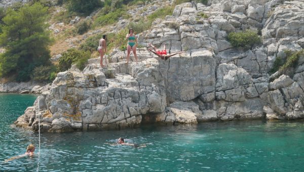 Zatímco se oběd vaří, zbytek posádky ví, jak se zabavit.
