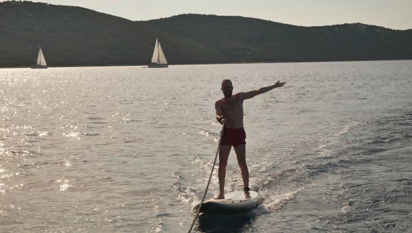 Trocha zábavy s paddleboardem.