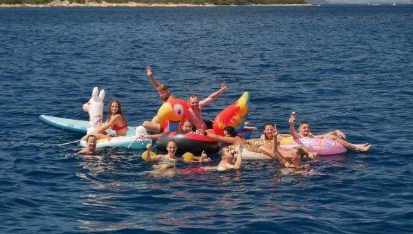 Jako malí. :) Ale baví je to, což je fajn.