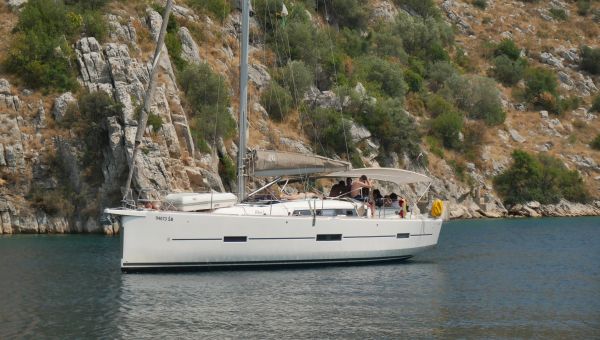 Other sailboats are joining us for lunch.