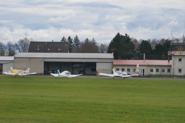 Hangár a budovy aeroklubu v J. Hradci.
