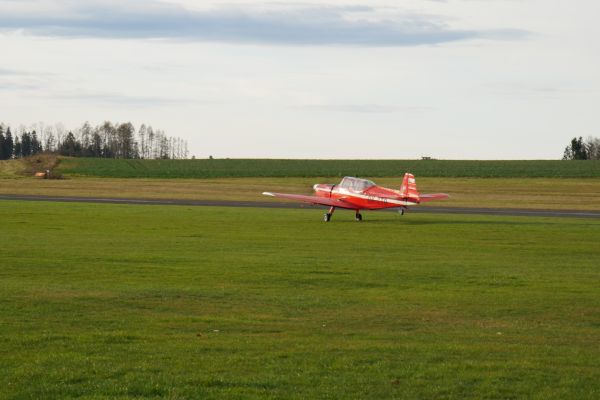 Táborský Trenér Z-226 MS (OK-CTB) při startu v J. Hradci.