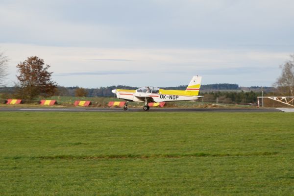 Táborský Zlín Z-142 (OK-NOP) při startu v J. Hradci.