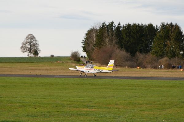 Táborský Zlín Z-142 (OK-NOP) při startu v J. Hradci.
