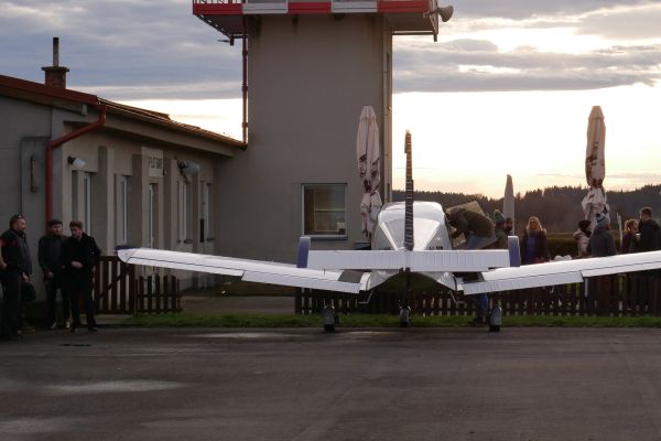 ...a můžeme jít uklízet letadla do hangáru.